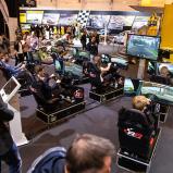 An den RaceRoom Simulatoren auf dem ADAC Stand können die Besucher ihr Fahrkönnen mit der ADAC GT Masters Experience testen